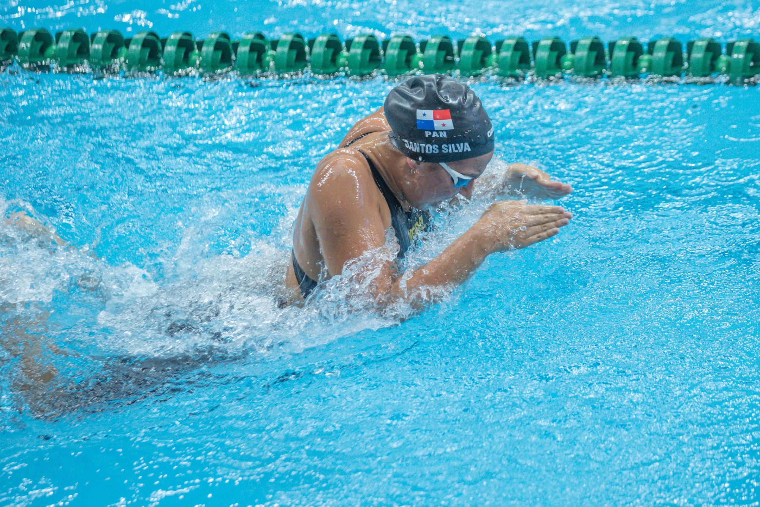 La nadadora panameña Emily Santos obtuvo su marca para Santiago 2023